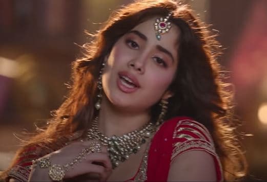 Panghat Song : रूही फिल्म का ‘पनघट’ सॉन्ग रिलीज, दुल्हन बन राजकुमार और वरुण की दिल की धड़कन बढ़ा रही जाह्रवी, VIDEO