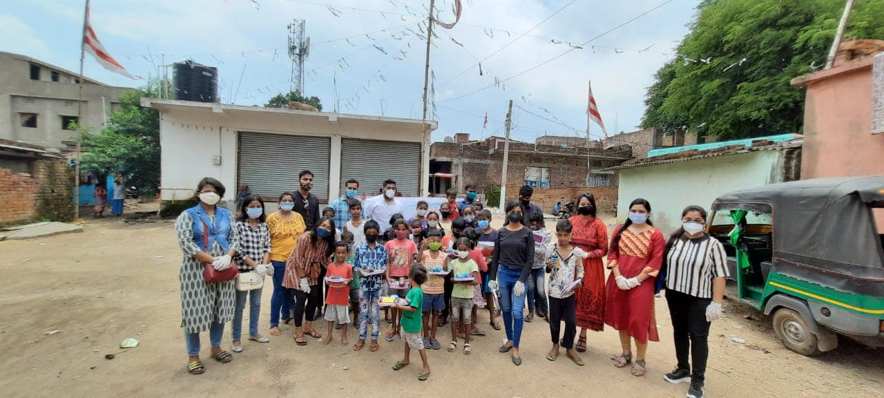 बच्चों के बीच शिक्षण सामग्री का वितरण, कोरोना काल में स्वस्थ रहने का पढ़ाया गया पाठ