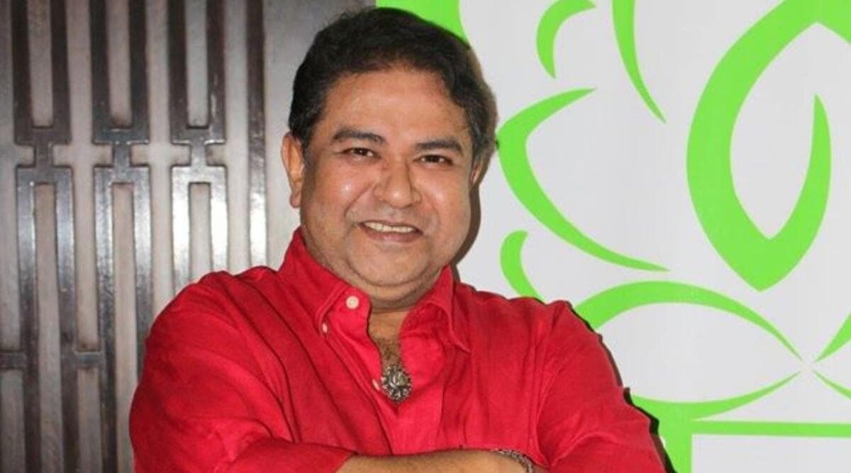 मौनी रॉय ऑफ शोल्डर ड्रेस में दिखी काफी हॉट, बिकिनी फोटो से सोशल मीडिया पर मचा चुकी है तहलका