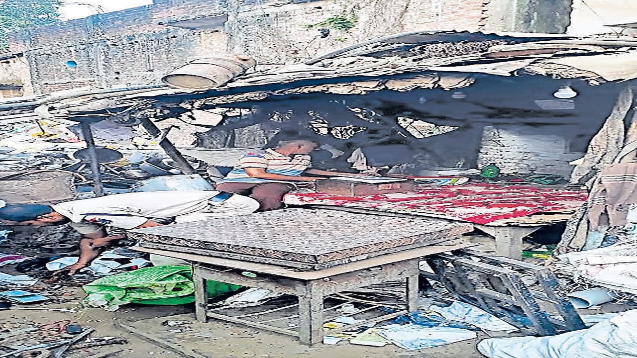 बिहार में रेलवे का सामान चोरी कर बेचता था कबाड़ व्यवसायी, आरपीएफ ने छापेमारी कर दबोचा