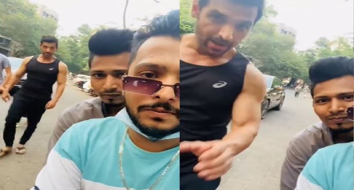 जॉन अब्राहम ने बाइक पर बैठे शख्स का छीना फोन, जानें पूरा मामला, VIDEO VIRAL जॉन अब्राहम ने बाइक पर बैठे शख्स का छीना फोन, जानें पूरा मामला, VIDEO VIRAL
