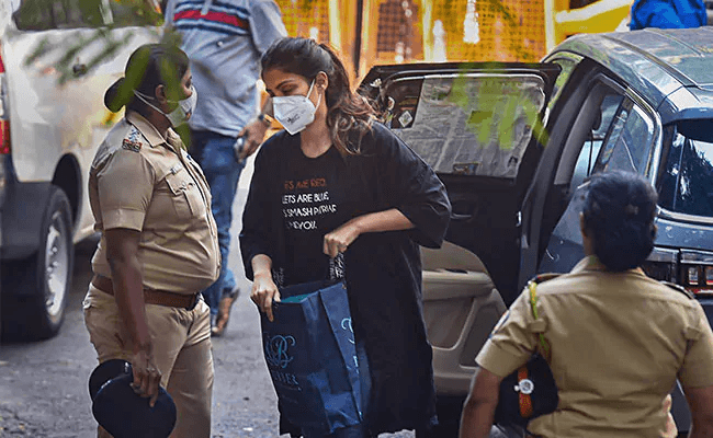 SSR case : रिया चक्रवर्ती ही नहीं , ये हैं बॉलीवुड के वो सितारे जो खा चुके हैं जेल की हवा