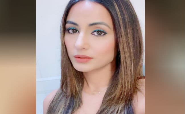 गुलाबी ऑफ शोल्‍डर ड्रेस में हिना खान का किलर लुक, बोल्ड फोटो देख फैंस बोले- आपकी तो बात...