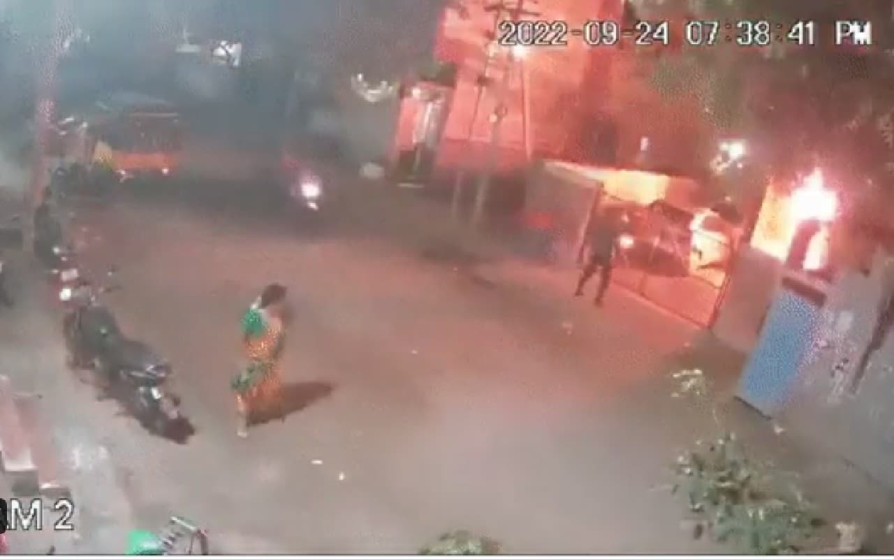 तमिलनाडु: इस तरह RSS कार्यकर्ता के घर फेंके गए 3 पेट्रोल बम, वीडियो में भागते दिखे हमलावर