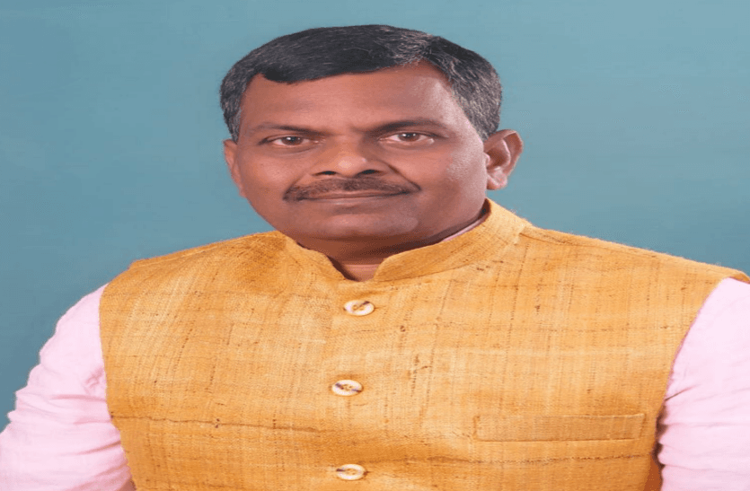 भूख हड़ताल पर बैठे विस्थापित ग्रामीणों की हालत बिगड़ी, गोमिया विधायक ने की ग्रामीणों से मुलाकात