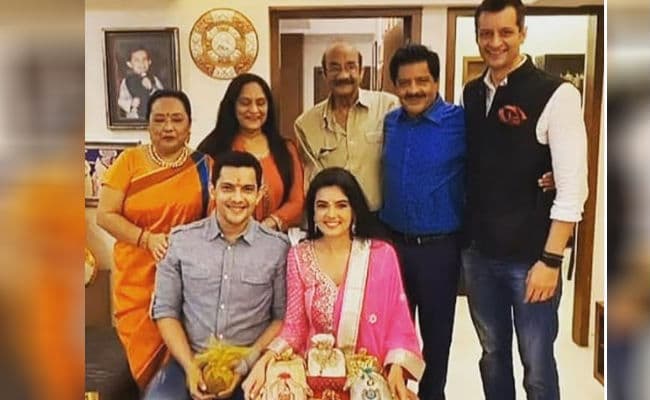 आदित्य नारायण की शादी की तैयारियां शुरू, रोका सेरेमनी को फोटो आई सामने, आप भी देखिए वायरल तसवीर