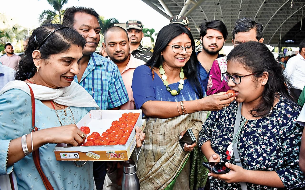 इस्राइल से 38 घंटे की यात्रा कर सुरक्षित रांची पहुंची बिनीता घोष, राज्यसभा सांसद डॉ महुआ माजी ने किया स्वागत
