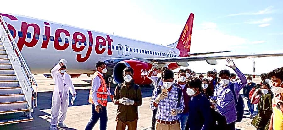 सोनू सूद ने की विदेश में फंसे छात्रों की मदद, पहली उड़ान की तसवीर शेयर कर कहा- जय हिंद