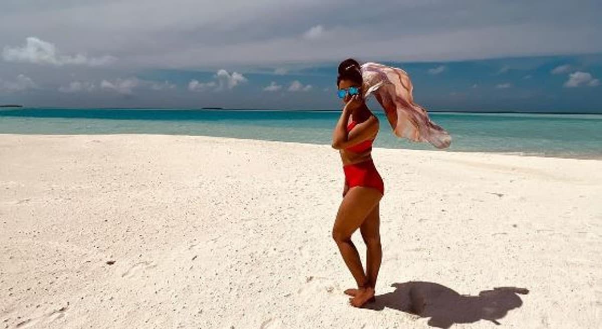 लाल बिकिनी में Rubina Dilaik का दिखा सिजलिंग अवतार, पति के साथ मालदीव में यूं कर रहीं इंजॉय