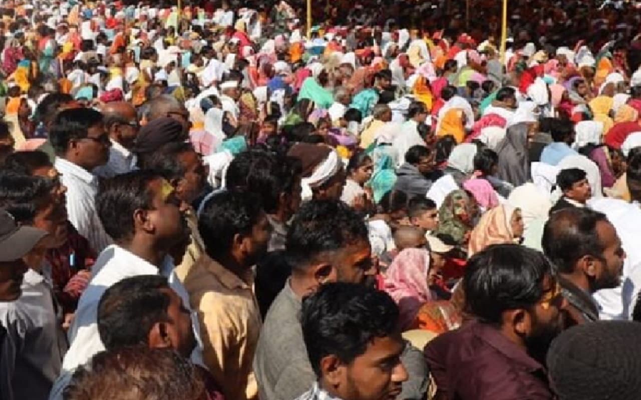 Rudraksha बांटने के कार्यक्रम से मध्य प्रदेश में लगा भीषण जाम, 2 लोगों की मौत