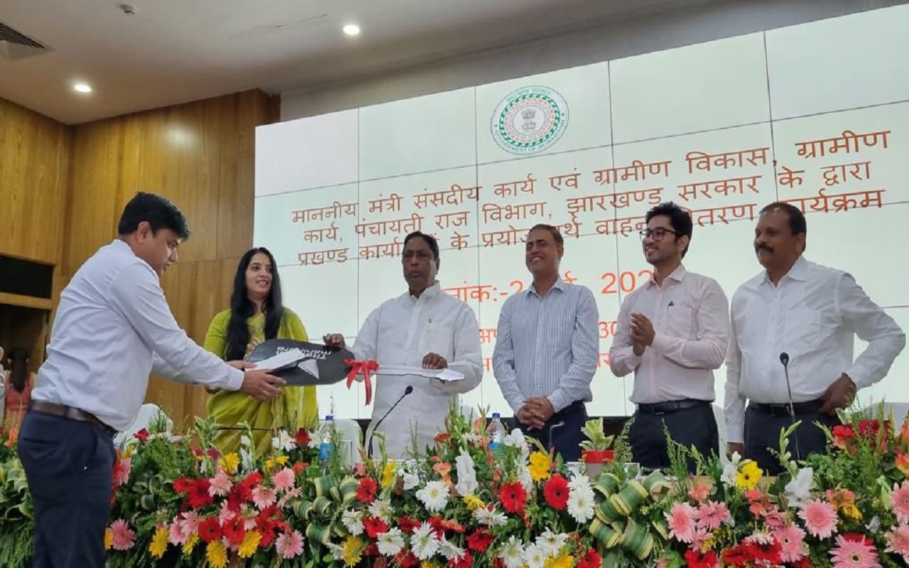 झारखंड: जर्जर व भाड़े के वाहनों से क्षेत्र भ्रमण में अब नहीं होगी परेशानी, 26 बीडीओ को मिले नये वाहन
