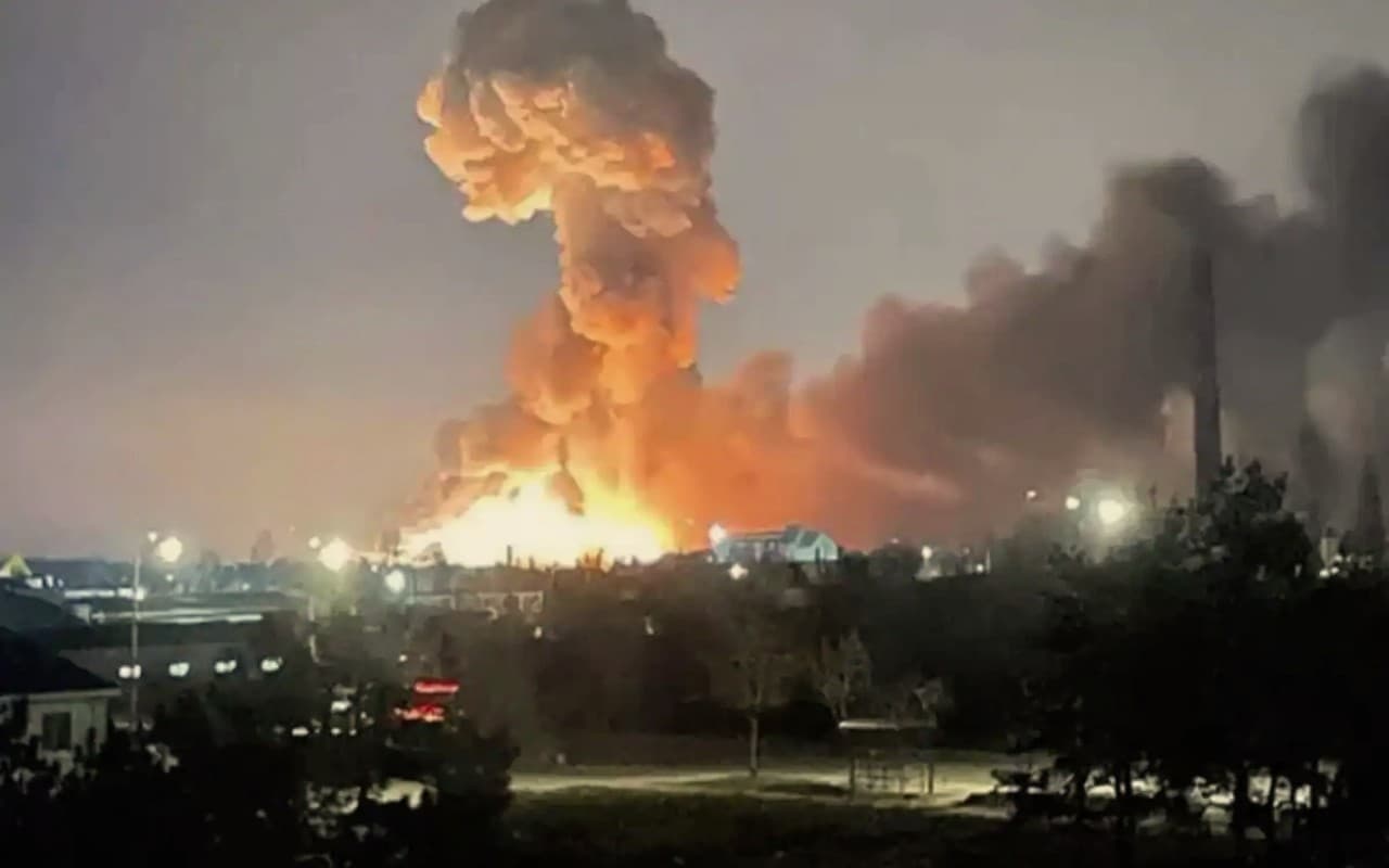 Russia-Ukraine War: 18 महीनों की लड़ाई में यूक्रेन का रूस पर बड़ा हमला, ड्रोन अटैक में हवाई अड्डा धुंआ-धुंआ