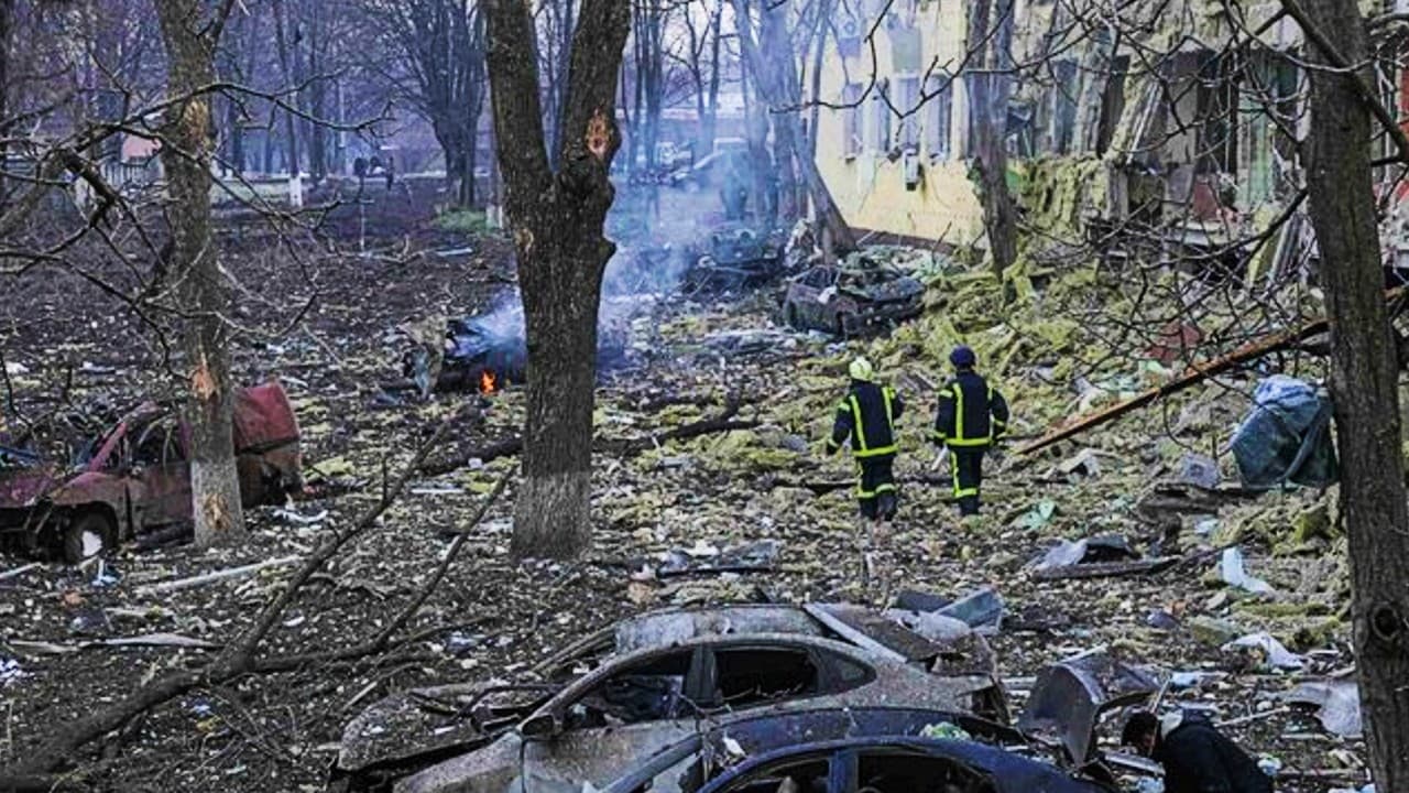 यूक्रेन ने कीव के उपनगर से रूसी सैनिकों को खदेड़ा, मारियुपोल में संघर्ष तेज, एक करोड़ लोग घर छोड़कर भागे