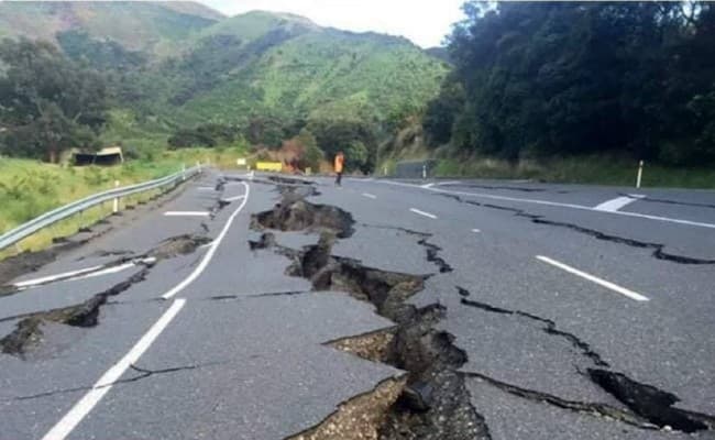 Ukraine Russia News: पूर्वी यूक्रेन के स्कूल में बम विस्फोट, 60 लोगों के मारे जाने की आशंका
