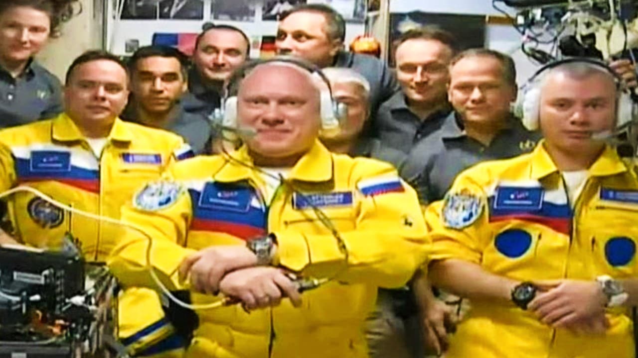 यूक्रेनी झंडे से मिलते-जुलते सूट में अंतरिक्ष स्टेशन पहुंचे रूसी अंतरिक्ष यात्री