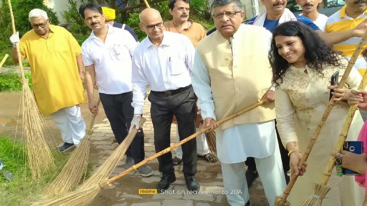 बिहार: स्वच्छता पखवाड़ा का आयोजन, सफाई का संदेश देकर ‍BJP सांसद ने महात्मा गांधी को अर्पित की श्रद्धांजलि