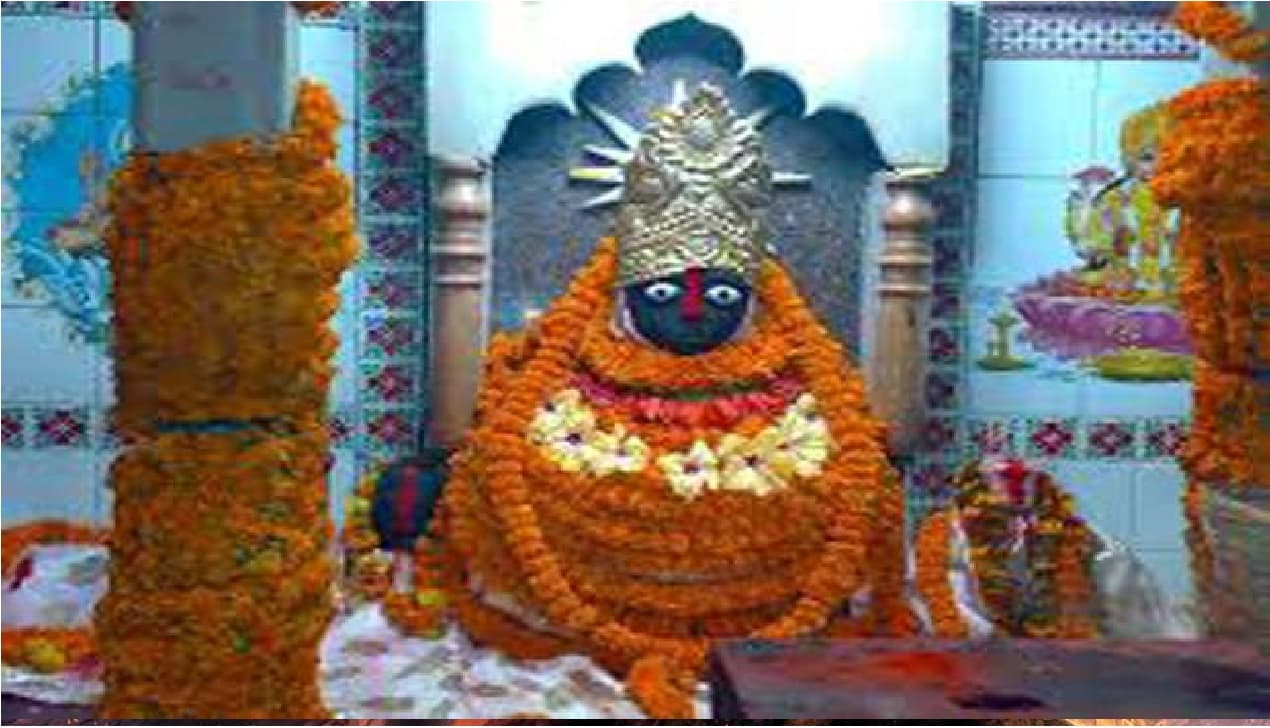 पटना के शीतला मंदिर में उमड़ी भक्तों की भीड़, रिमझिम फुहारों के बीच मां जगदंबे की पूजा कर रहे श्रद्धालु