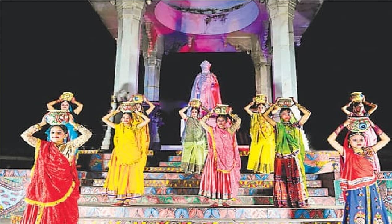 डांडिया की रोशनी में धुंधली होती जा रही है झिझिया की जगमग रोशनी, नवरात्र में अब नहीं दिखती युवतियों की टोली