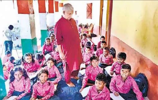 बोधगया में अब मंदिर के बाहर विदेशियों के आगे हाथ नहीं फैलायेंगे बच्चे, भाषा सीख बनेंगे आत्मनिर्भर