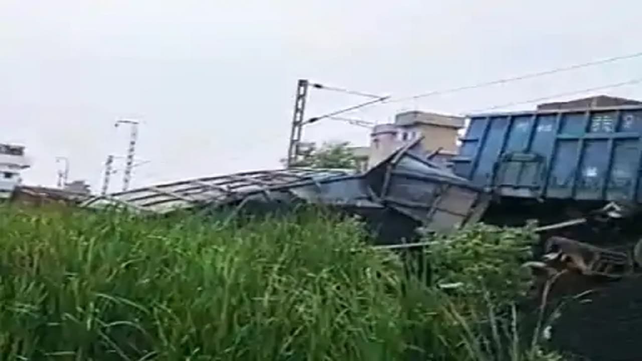 गया-धनबाद रूट पर 36 घंटे बाद भी नहीं चलीं ट्रेन, इस रूट से छठ महापर्व पर घर आने वालों की बढ़ी परेशानी