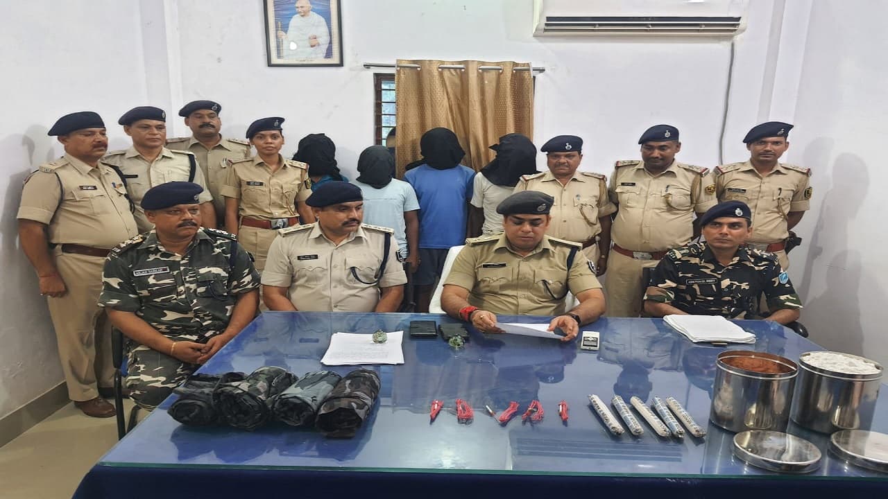 बांका में पुलिस ने PLFI के चार नक्सलियों को किया गिरफ्तार, डेटोनेटर सहित विस्फोटक हुआ बरामद