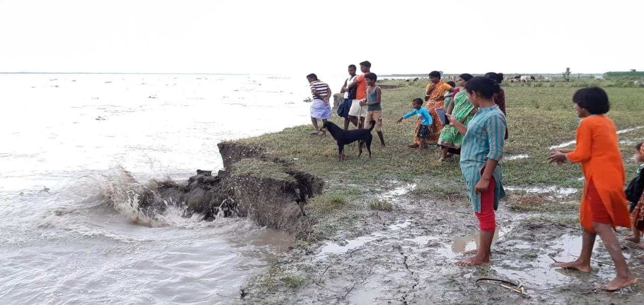 बेगूसराय में गंगा के जलस्तर में लगातार हो रही वृद्धि, कटाव रोकने के लिए ग्रामीण कर रहे पूजा-पाठ