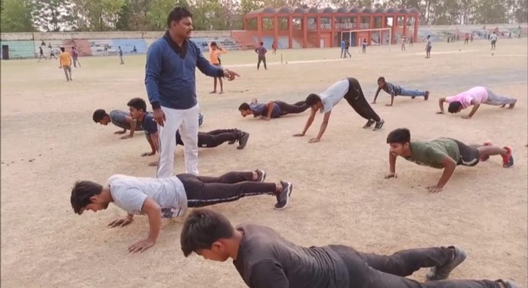 जम्मू कश्मीर में तैनात CRPF इंस्पेक्टर अमित साह जब छुट्टियां मनाने आते हैं झारखंड, तो साहिबगंज के युवाओं को देश सेवा के लिए ऐसे करते हैं प्रेरित