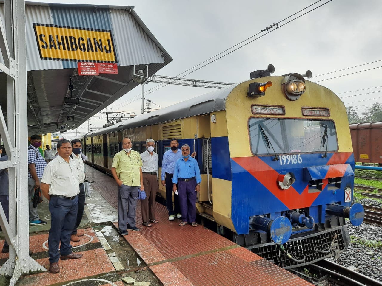 IRCTC/Indian Railways : 184 दिन बाद साहिबगंज जमालपुर व क्यूल के बीच चली पहली मेमू पैसेंजर ट्रेन, यात्रियों के खिले चेहरे