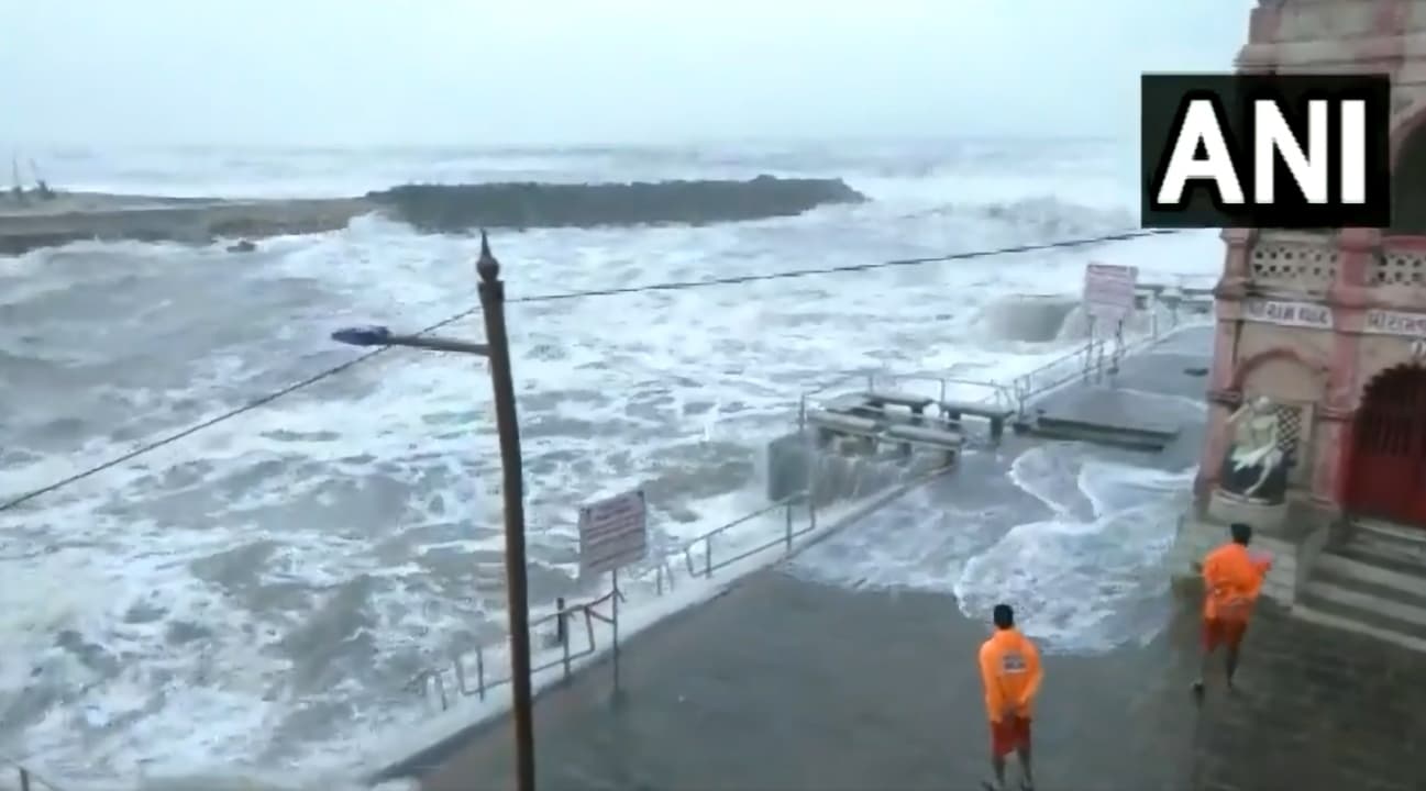 Cyclone Biporjoy: भयंकर तेजी से आगे बढ़ रहा च्रकवाती तूफान बिपरजॉय, आईएनएस हंसा और शिकरा तैनात