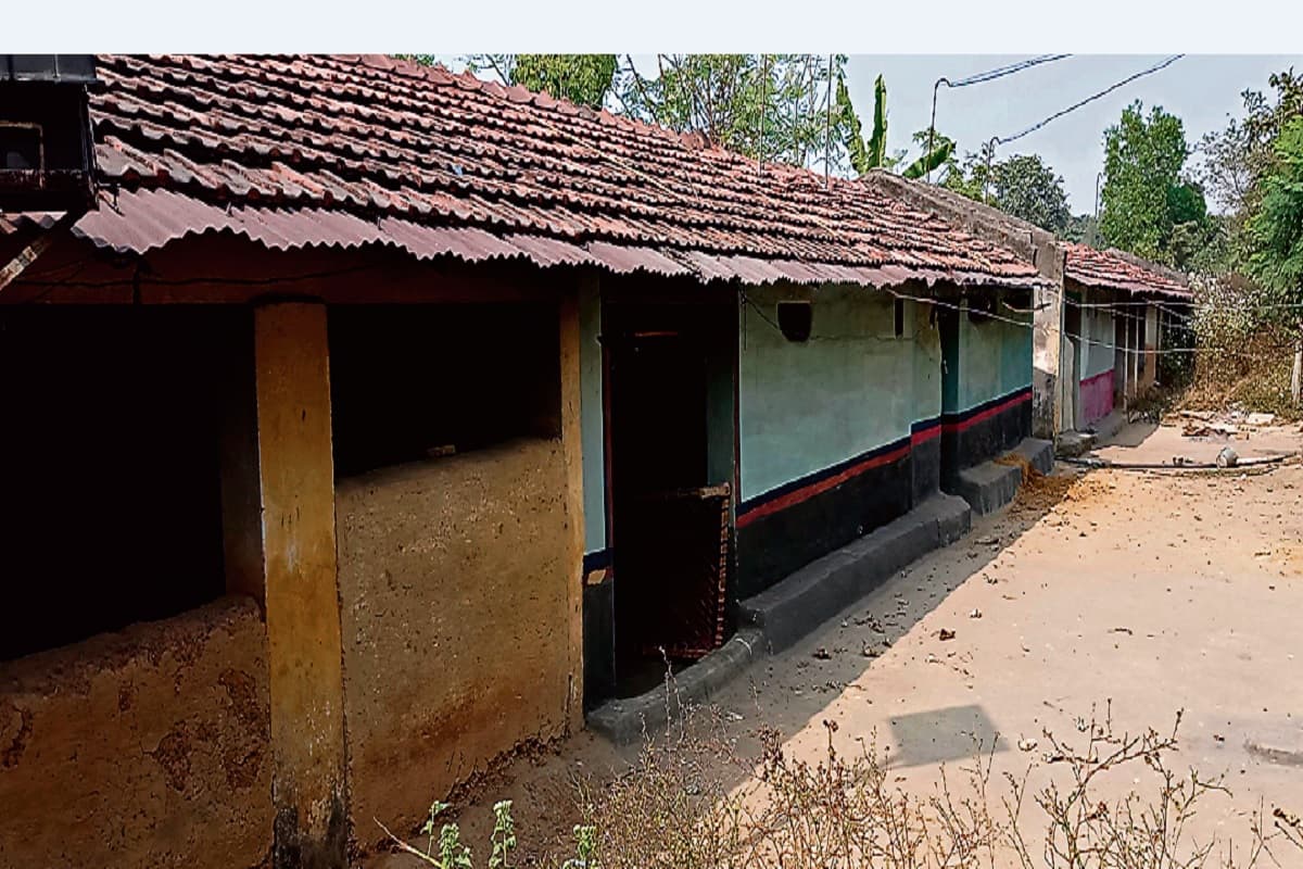 Jharkhand News: आदिम जनजातियों को खत्म कर रहा है अंधविश्वास, दैविक प्रकोप मान गांव छोड़ रहे सबर परिवार