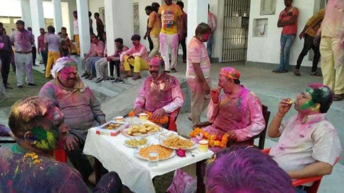 बाहुबली माफिया अतीक अहमद की साबरमती गुजरात जेल में होली खेलने की तस्वीर सोशल मीडिया पर वायरल