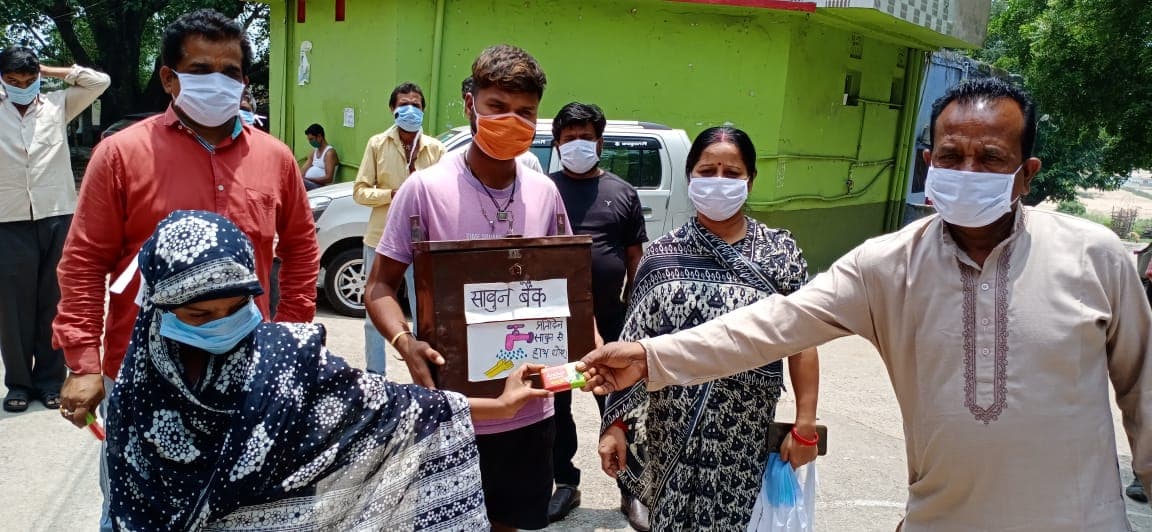 झारखंड के सरकारी स्कूलों के बच्चों से सीखिए जन्मदिन मनाना, कोरोना काल में भी साबुन बैंक से ये स्वच्छता दूत ग्रामीणों को पढ़ा रहे हैं स्वच्छता का पाठ