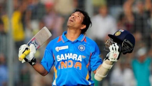 Sachin Tendulkar ने 'खिलाड़ी' अक्षय कुमार की गेंद पर लगाया सिक्स, दिव्यांग क्रिकेटर आमिर के साथ की बल्लेबाजी