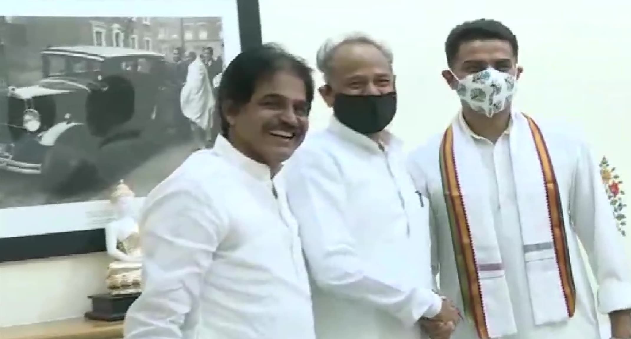 Rajasthan Politics Update : सत्र से पहले सचिन पायलट ने मुख्यमंत्री गहलोत से मिलाया हाथ, चेहरे पर दिखी मुस्कान