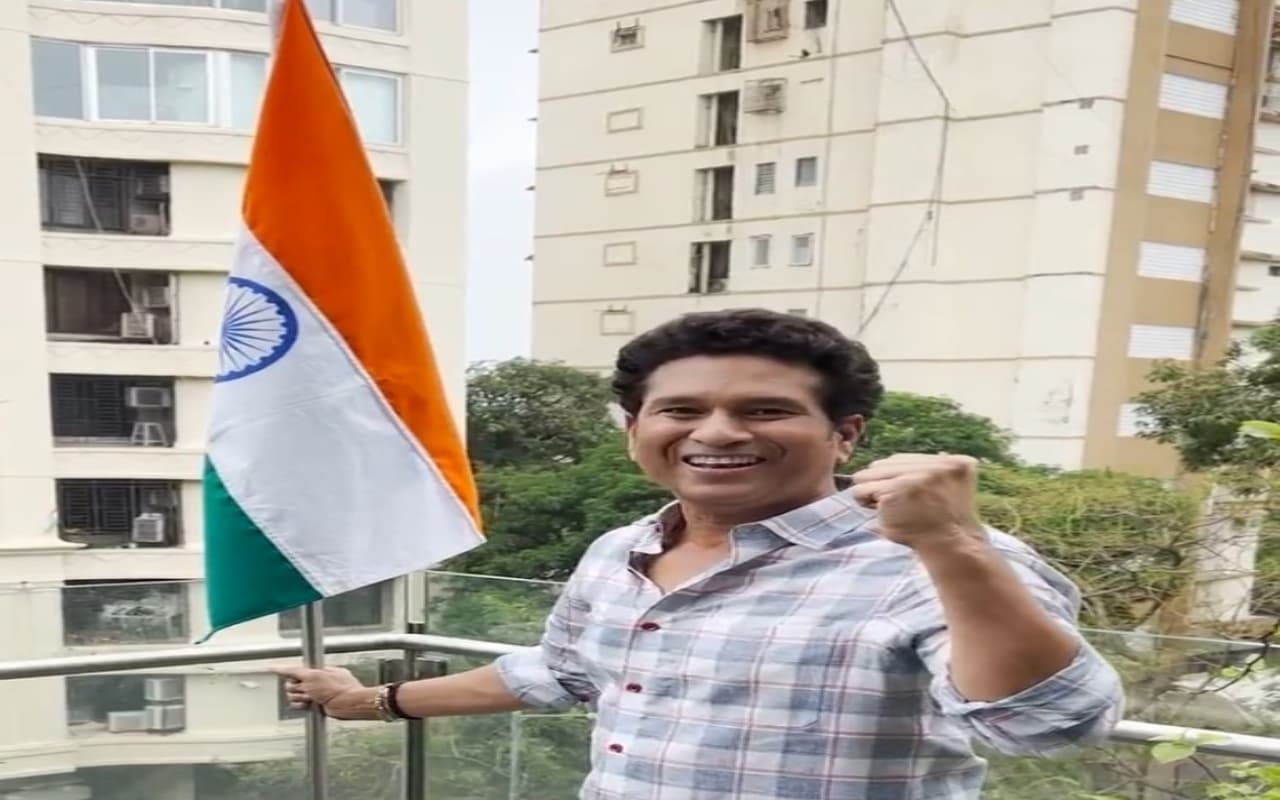 ‘हर घर तिरंगा’ अभियान से जुड़े सचिन तेंदुलकर, अपने घर पर तिरंगा फहरा कर दिया संदेश