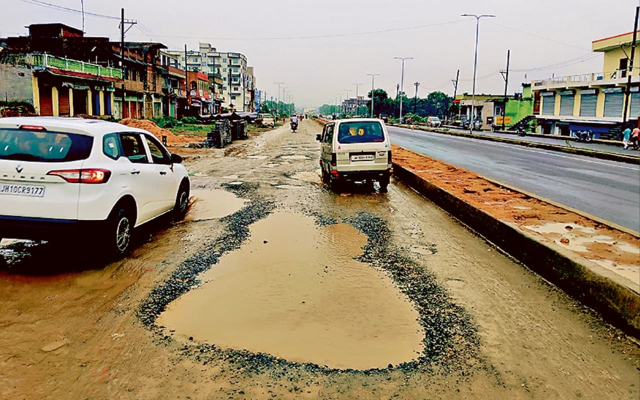 कर्नाटक में देखते ही देखते धंस गई सड़क, अंडरग्राउंड मेट्रो निर्माण के कारण हो रहा हादसा!
