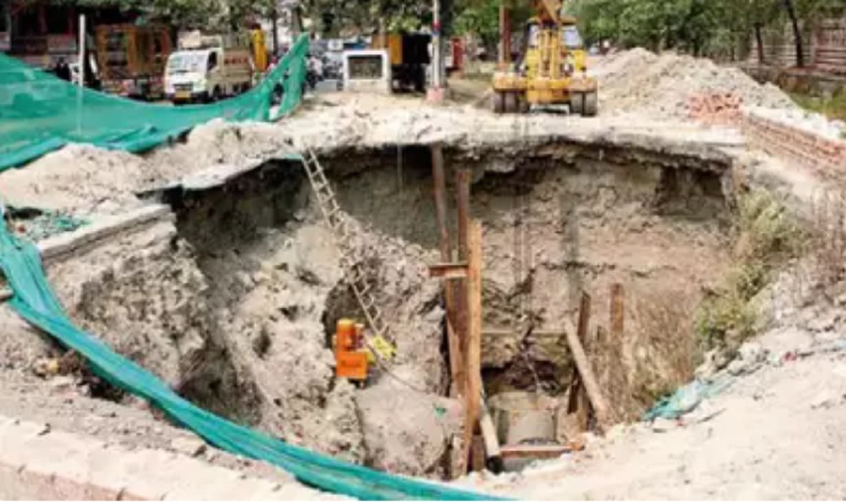 लखनऊ के आशियाना में एक साल से खुदी पड़ी है सड़क, जिम्मेदार नहीं ले रहे सुध, प्रदूषित हवा से लोग बेहाल