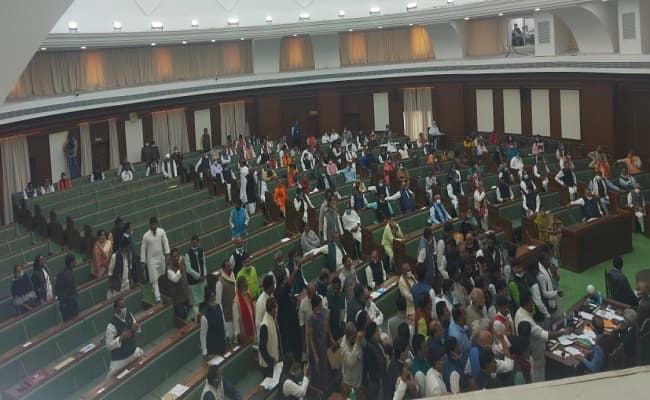 Bihar Assembly Updates: हंगामे के बीच पेश हुई पुलिस विधेयक, विपक्ष ने सदन में पटकीं कुर्सियां...