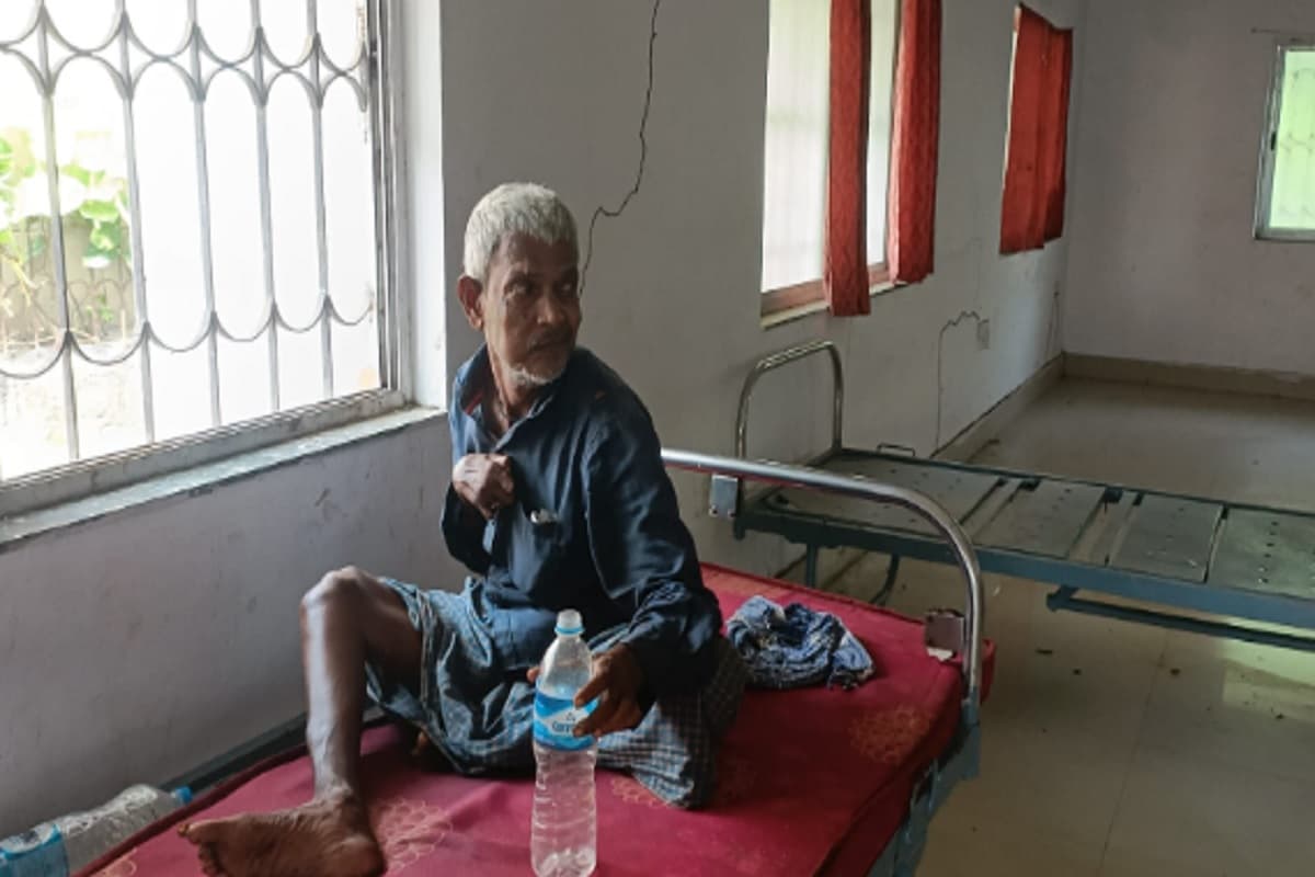 साहिबगंज में दो मरीजों से अपराधियों की तरह बर्ताव कर रहा सदर अस्पताल, बंद कमरे में हो रहा इलाज