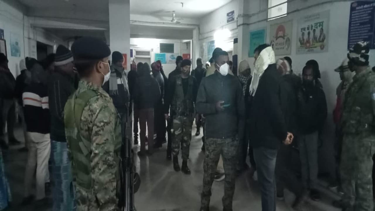 पाकुड़ में मनिकापाड़ा के मुखिया की कार पर बम से हमला, फिर गला रेतकर की हत्या, बेटी की भी हुई मौत