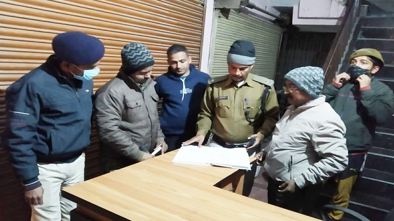गणतंत्र दिवस को लेकर गुमला की पुलिस अलर्ट, होटलों में ठहरे लोगों से हो रही पूछताछ, संदिग्धों पर विशेष नजर