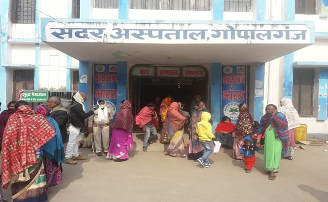 नशे में टल्ली होकर बकरी और कुत्ता का इलाज कराने अस्पताल पहुंच गये दो युवक और फिर…
