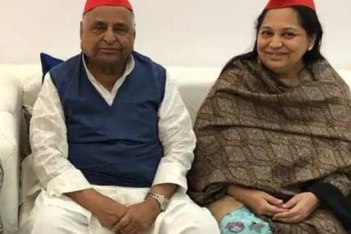 सपा संरक्षक मुलायम की पत्नी साधना गुप्ता पंचतत्व में विलीन, एकजुट दिखा UP का सबसे बड़ा सियासी परिवार