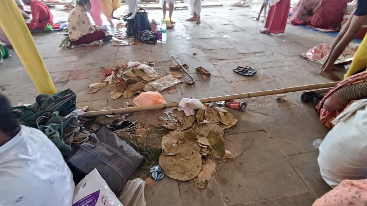 Pitru Paksh 2022 : रास्ता नहीं मिलने से सफाई में हो रही परेशानी, श्मशान घाट के पास डालना पड़ रहा कचरा