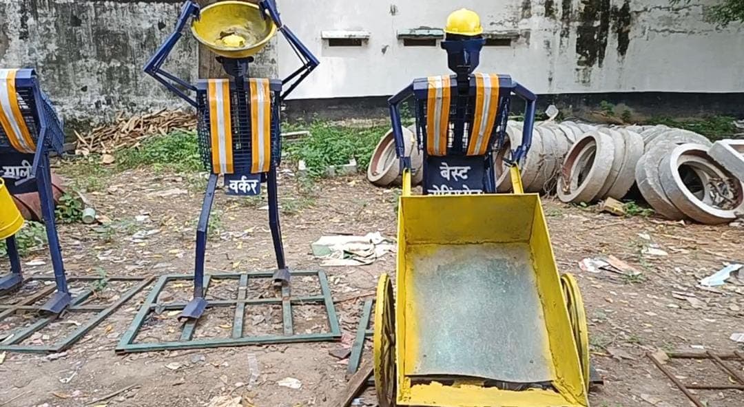 Awesome Photo: कबाड़ से 'सफाई नायकों' को दिया यादगार तोहफा, आगरा नगर निगम का यूनिक प्रयोग