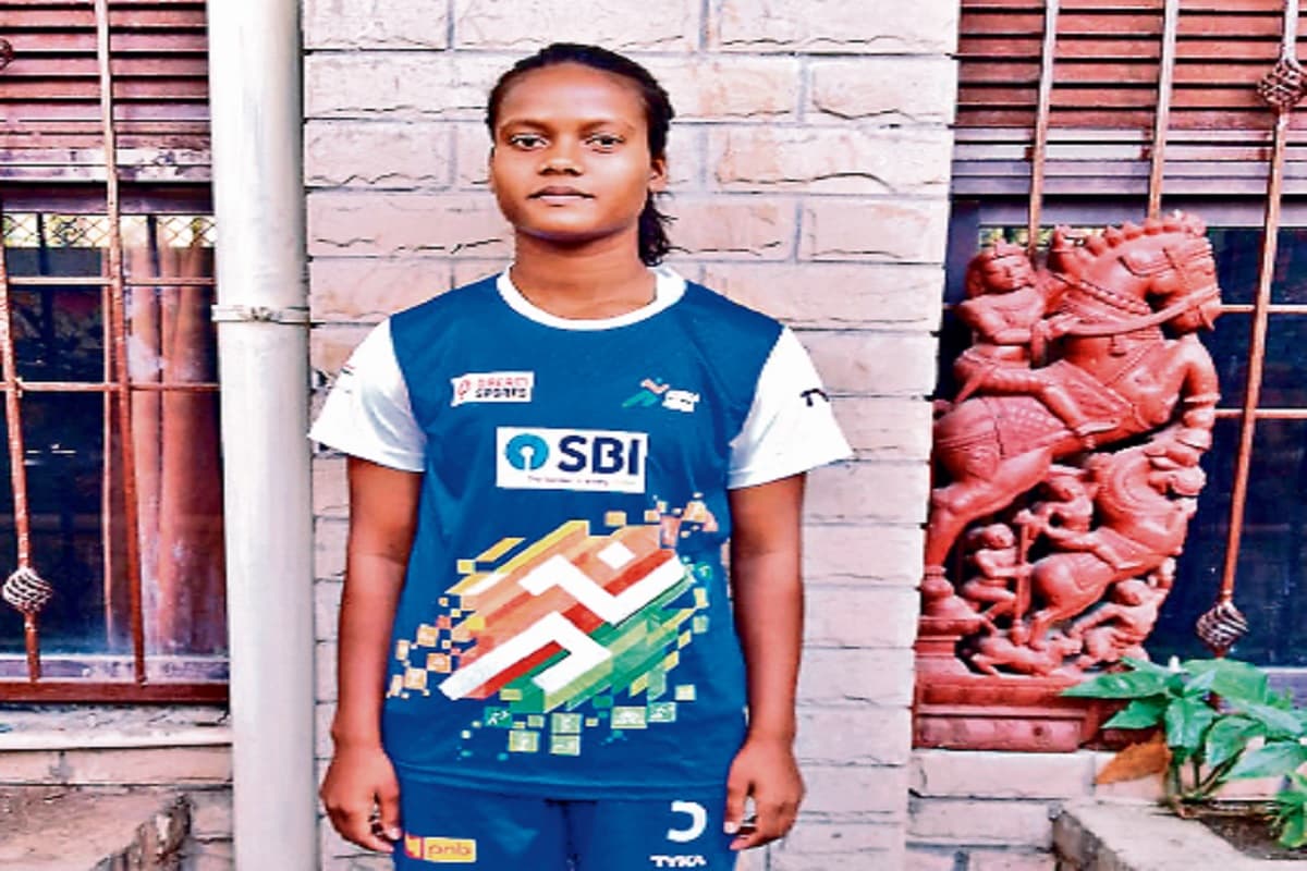 सिमडेगा के छोटे से गांव से निकलकर विकसित बाड़ा ने ऐसे बनायी पहचान, कई बड़े टूर्नामेंट में ले चुकी है हिस्सा सिमडेगा के छोटे से गांव से निकलकर विकसित बाड़ा ने ऐसे बनायी पहचान, कई बड़े टूर्नामेंट में ले चुकी है हिस्सा