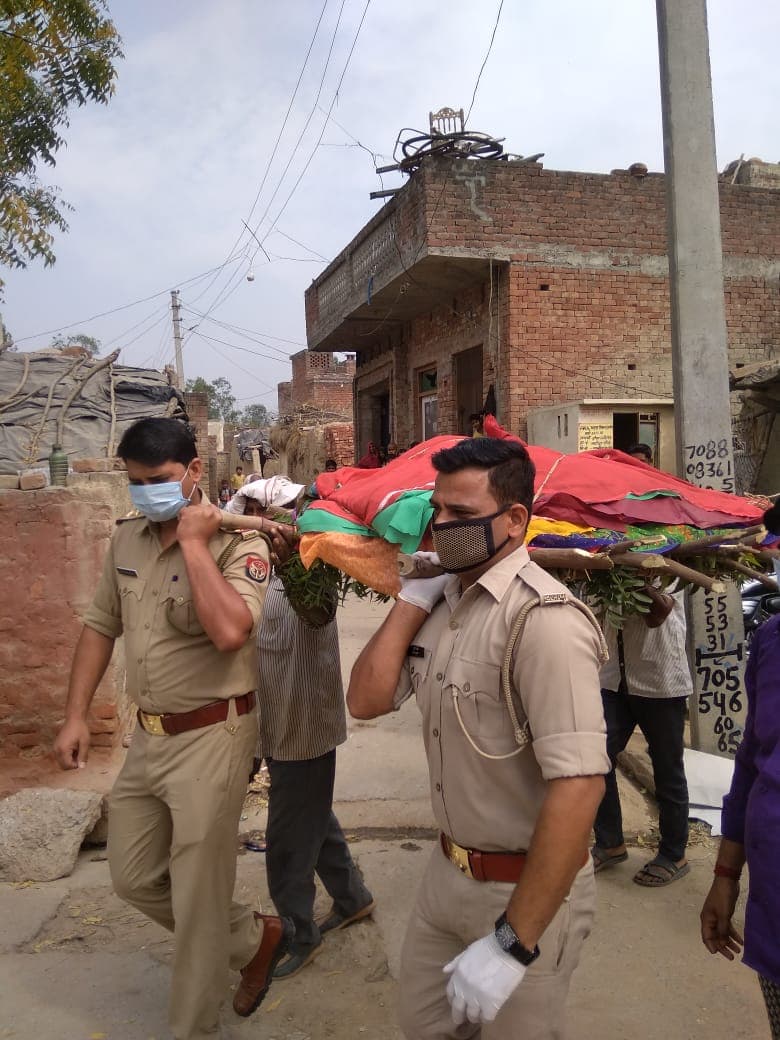 UP : पुलिस के जवानों के पेश की मिसाल, अनाथ महिला की मौत के बाद बेटों की तरह किया अंतिम संस्कार