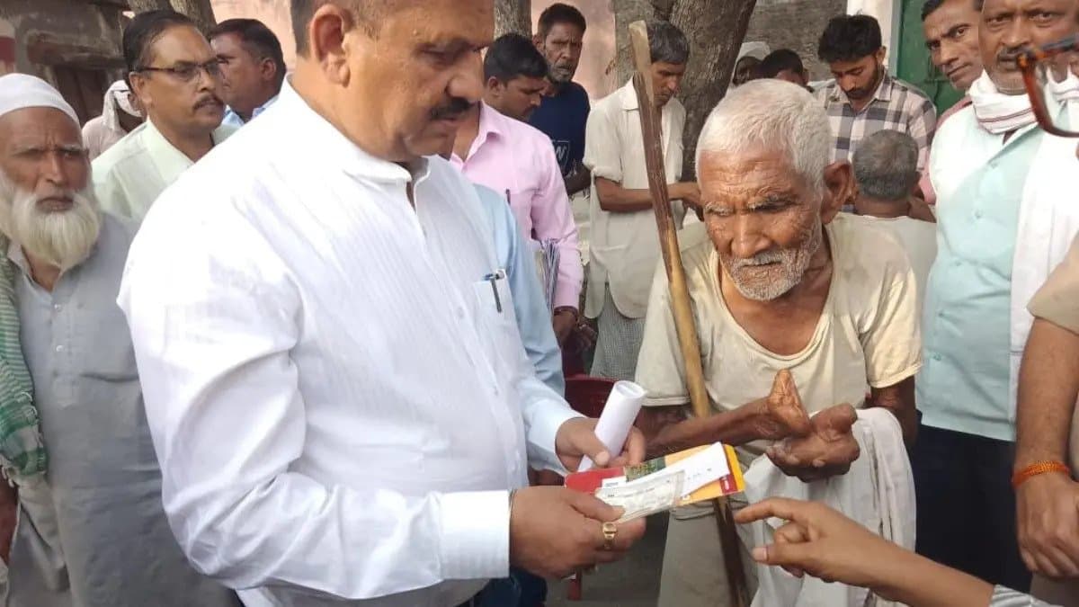 सहारनपुर: डीएम ने किसान को दिया 151 रुपए का इनाम, लोग बोले- दी जाए जेड सिक्योरिटी, ट्वीट डिलीट कर ऐसे दी सफाई