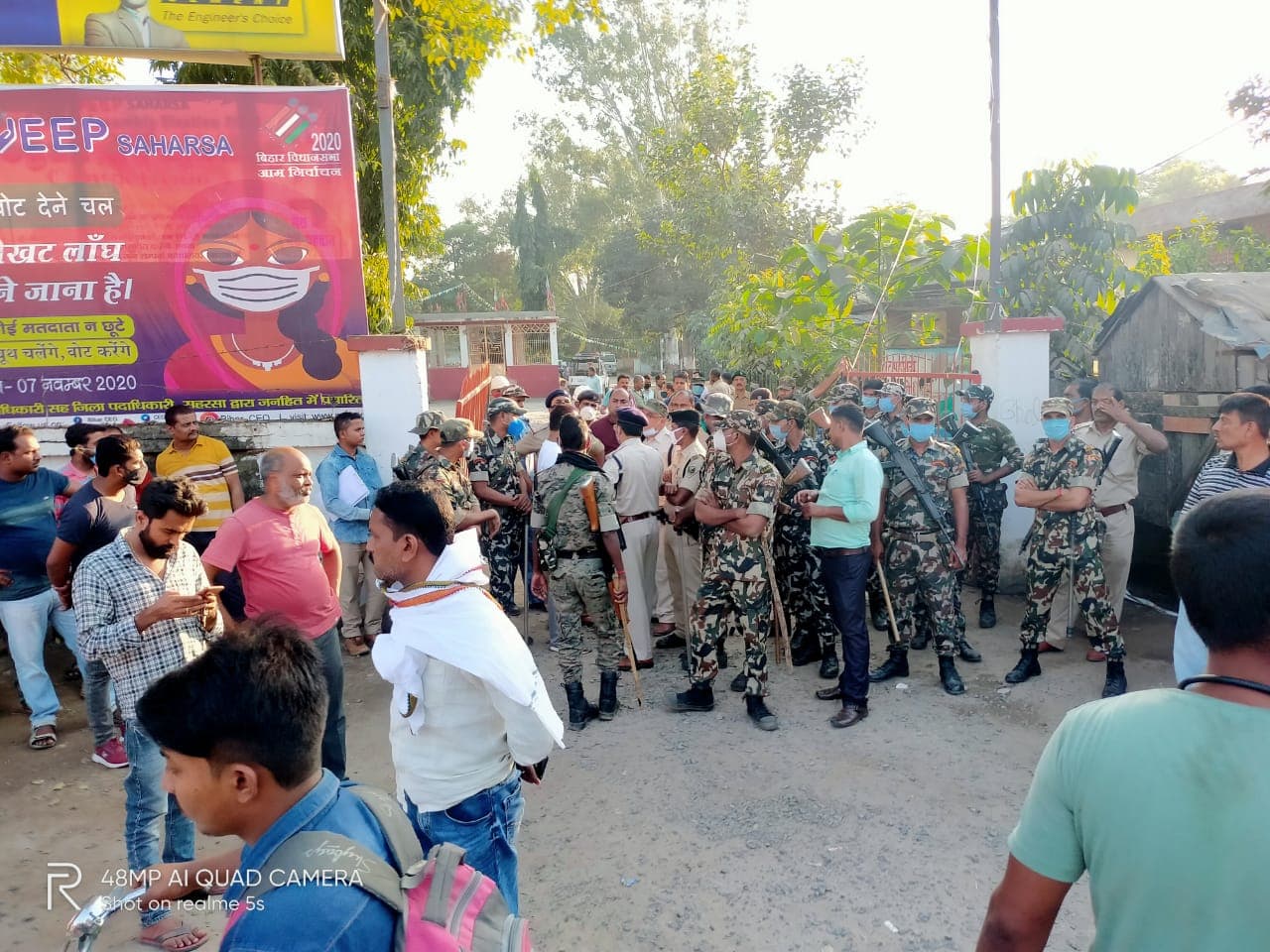 सहरसा में आरएम कॉलेज परिसर में गोली मार युवक की हत्या, थाना गेट पर शव रख लोगों ने किया प्रदर्शन