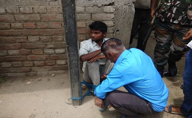 संदिग्ध परिस्थिति में महिला की मौत, पति पर हत्या का आरोप, आक्रोशित भीड़ ने बिजली के खंभे से बांध कर पीटा